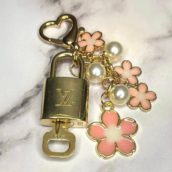 Louis Vuitton Lock & Key #303 with a  Pink Floral & Pearl Charm Keychain - Picture 1 of 4